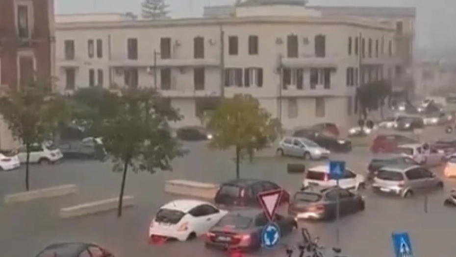 Siciliju pogodilo snažno nevrijeme: ulice pretvorene u jezera, automobili i motocikli pod vodom