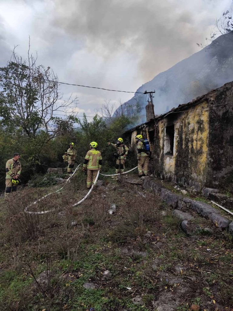 Kuća gorjela u Kotoru: Vatrogasci jedva ugasili požar zbog nepropisno parkiranih vozila
