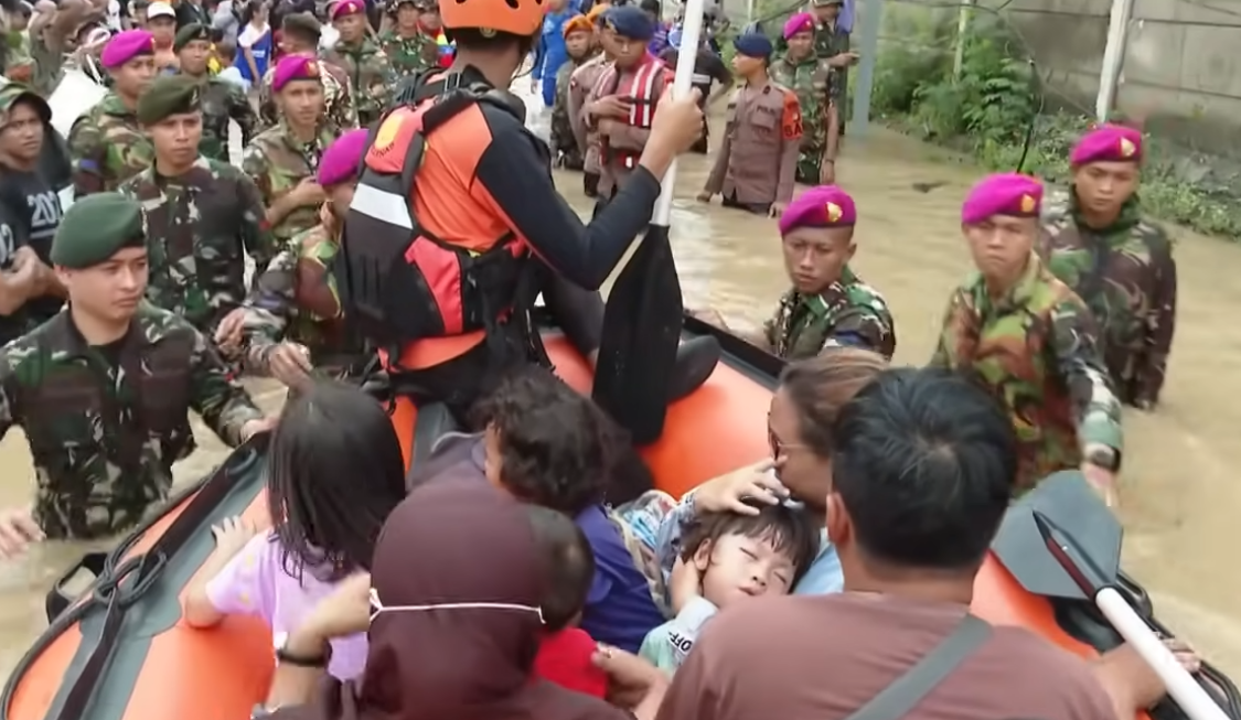 Screenshot 2025-11-04 at 12-35-17 (3) Floods hit Indonesia’s capital displacing thousands as rescues continue amid heavy rainfall – YouTube