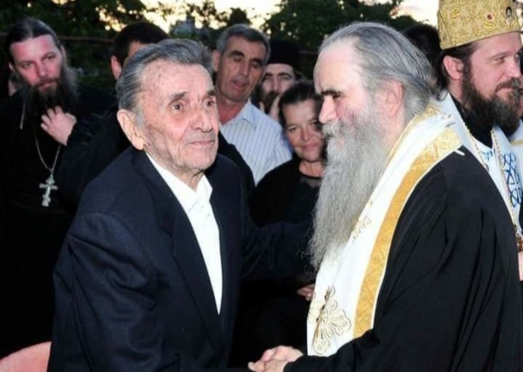 „Gdje si vladiko, čekamo te pedeset godina“; Odbornici podgoričke Skupštine odlučuju – spomen ploča mitropolitu Amfilohiju i Halitu Đečeviću kao simbol bratske sloge!