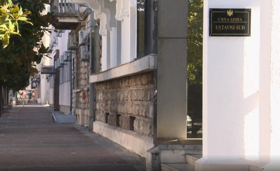 USTAVNI SUD