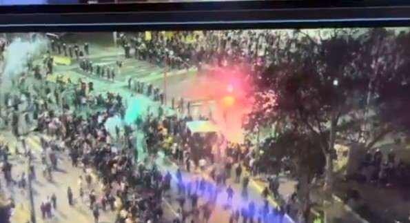 Blokaderi krenuli u napad ispred Skupštine u Beogradu: Bacaju kamenje, flaše i topovske udare u želji da sruše „Ćacilend“