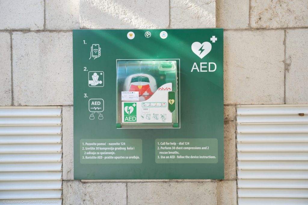 Skupština Crne Gore postavila automatski eksterni defibrilator (AED)