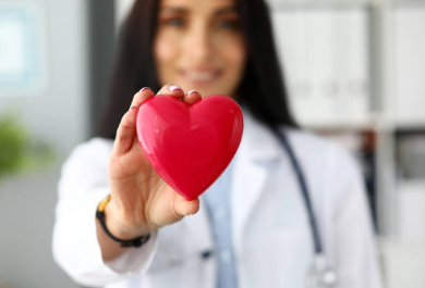 Oštar bol u grudima ne znači uvek infarkt: Evo kako da prepoznate upalu srčane maramice