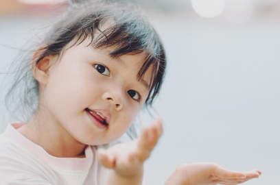 „Ako dijete ne izgovara riječ pravilno ili se ne služi dobro gramatikom, nije potrebno da ga ispravljate.“