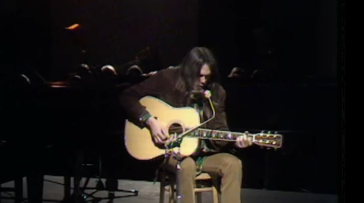 Nil Jang u novom spotu napao Trampa i Zakerberga, Bezosa i Maska