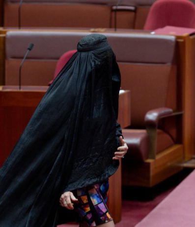 VIDEO: Australijska desničarska senatorka u parlamentu u burki – muslimanke ogorčene
