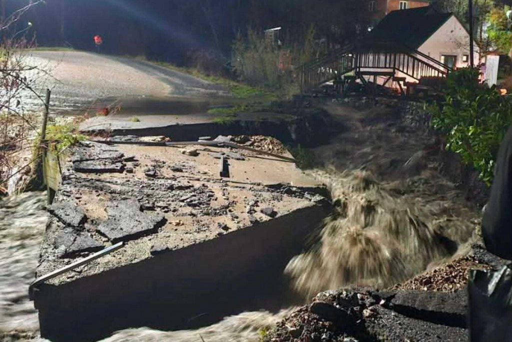 Nevrijeme u Kolašinu: Bujica odnijela most na Pažanju, neprohodno više putnih pravaca, poplavljene kuće…