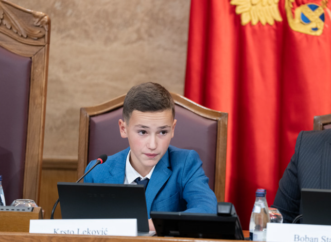 ODA  KRSTU  LEKOVIĆU – GLAS DJETETA KOJI JE UZDRMAO PARLAMENT