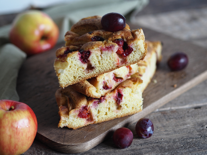 Sočni kolač sa jabukama i šljivama – neodoljivo mekan i ukusan