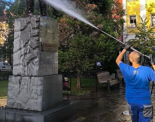 Glavni grad očistio „crvene ruke“ na spomeniku Marku Miljanovom