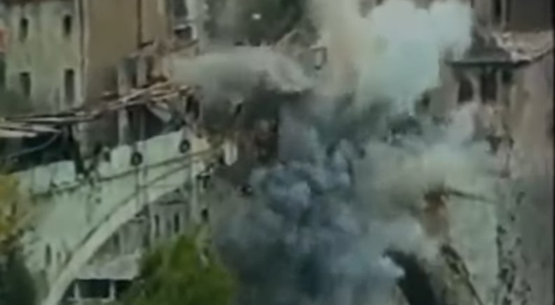 Hrvati prije 32 godine srušili Stari most u Mostaru (VIDEO)