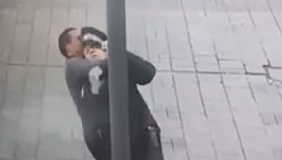Napadnut policajac ispred Palate Republike Srpske (VIDEO)