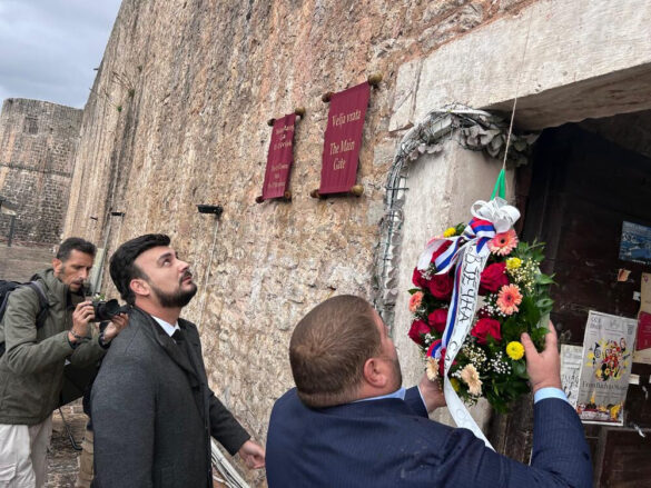 Budvanski DPS i Evropski savez ćute pred pločom protiv koje su se nekad borili