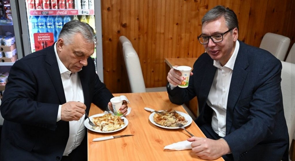 Hit scena u Subotici – Vučić i Orban svratili u buregdžinicu: Susret smo začinili dobrim razgovorom i još boljim burekom (FOTO, VIDEO)