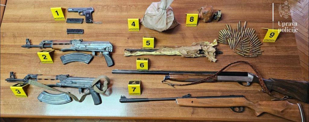 Policija akcija na 13 lokacija na sjeveru Crne Gore: Oduzeto devet pušaka, pet pištolja, pet kilograma eksploziva, ručna bomba, droga..