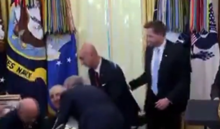 Farmaceutski predstavnik se srušio nakon što je Tramp najavio smanjenje cijena ljekova (VIDEO)