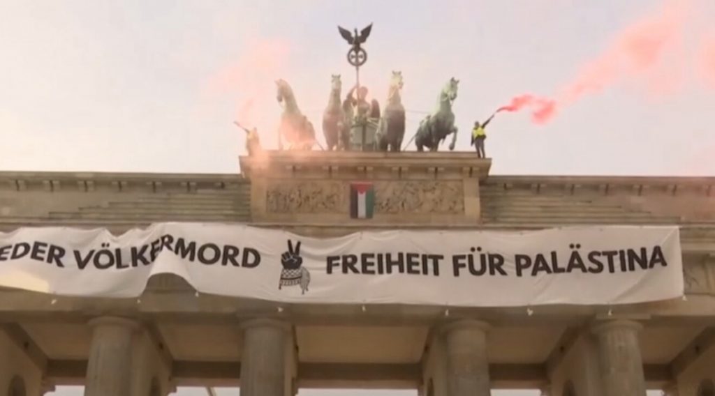 Protest u Berlinu: Propalestinski aktivisti se popeli na Brandenburšku kapiju