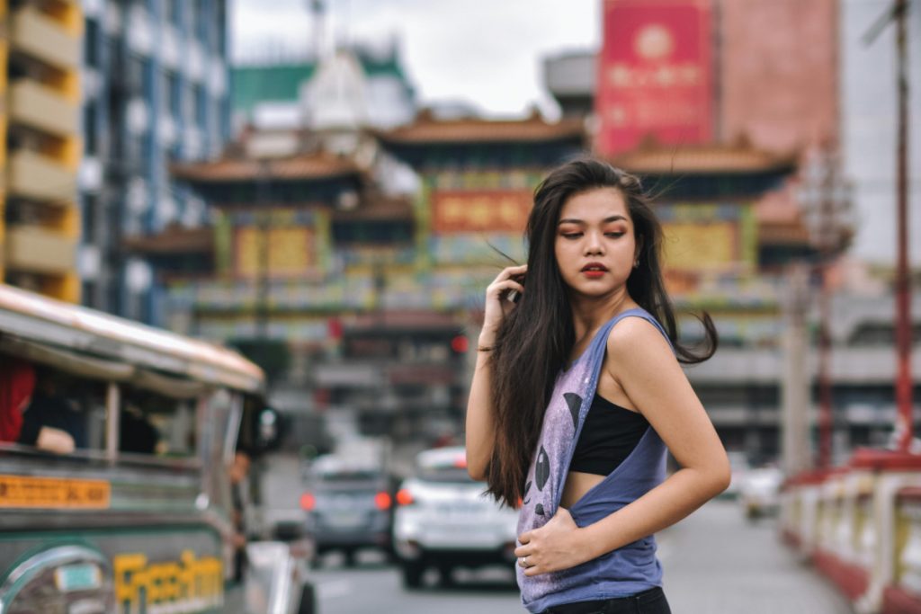 Kako da dobro pozirate za kameru? Osam caki koje fotografi i influenseri uvijek koriste
