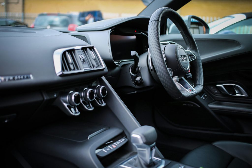 Uhapšene tri osobe zbog brze vožnje: Autoputem jurio 213 km/h, na putu gdje je ograničenje 60 km/h vozio 196 km/h