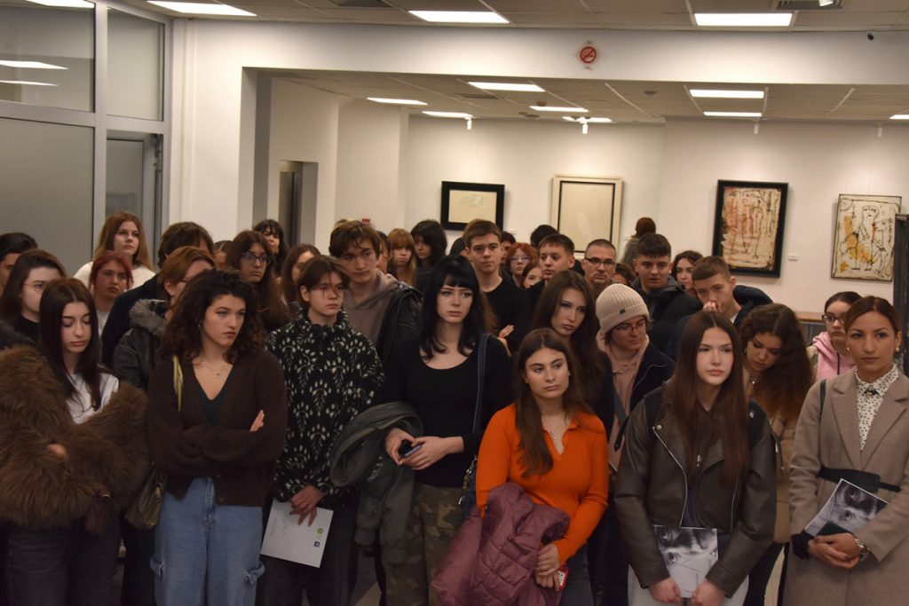 Srednjoškolci i studenti posjetili izložbu Cvetka Lainovića u Rektoratu Univerziteta Crne Gore