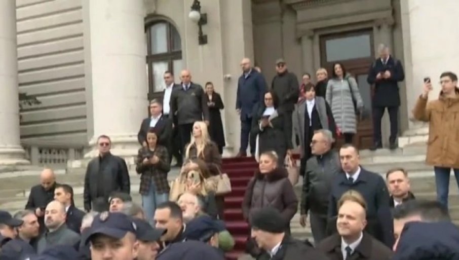 Opozicija pravi haos ispred Skupštine Srbije: Nasilno srušili ogradu!