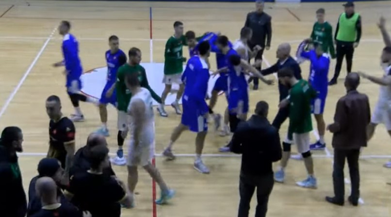 Prekid utakmice u Rožajama: Navijači Ibra gađali raznim predmetima košarkaške Sutjeske