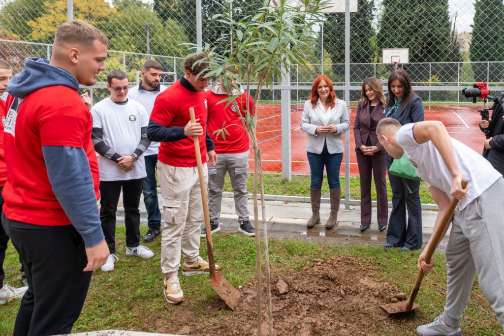 Eagle Hills nastavlja zelenu misiju sa NVO “Gorani Podgorice”: Sadnja drveća u Ekonomskoj školi „Mirko Vešović“ u Podgorici