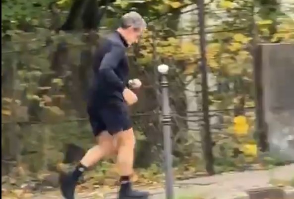 Umjesto u zatvoru, Sarkozi džogira ulicama Pariza (VIDEO)