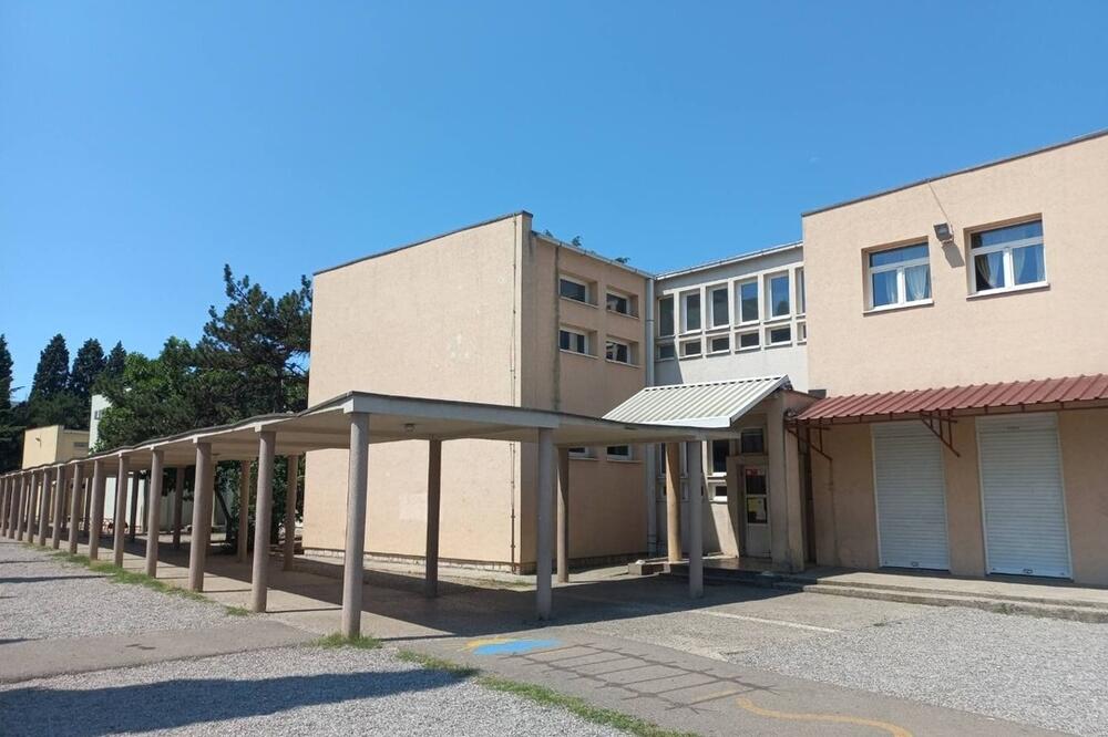 Incident u dvorištu podgoričke škole „Vuk Karadžić“: Odrasla osoba šamarala đaka tokom odmora