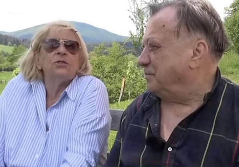 Halidova udovica prvi put u javnosti nakon njegove smrti: Grca u suzama zbog dečaka, sin Dino je ljubi (Video)