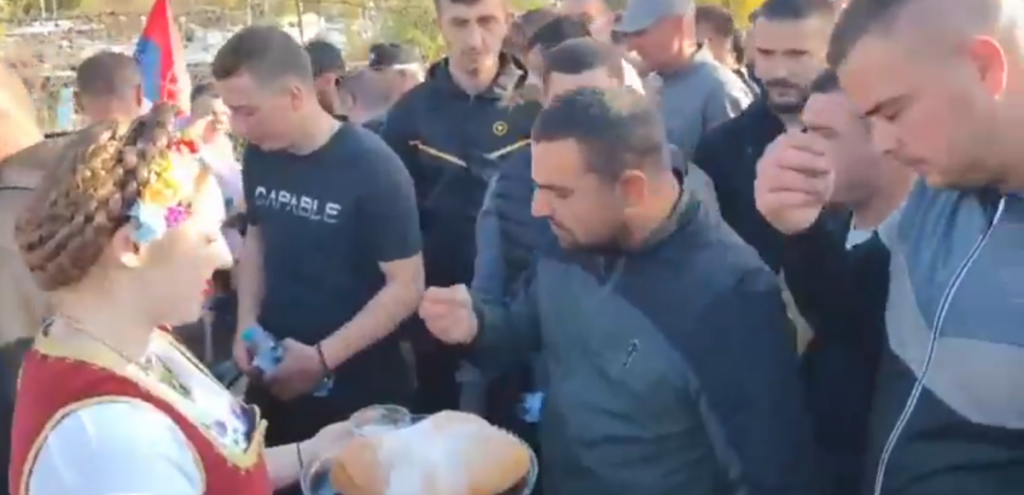 Srbi, koji su osam dana pješačili sa Kosova i Metohije na veliki narodni skup protiv blokada, stigli su danas u Beograd