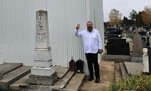 Sveštenik ostavio srpski kamen na grob Anta Pavelića: Nek’ ti smeta poglavniče, pogani izrode ljudstva