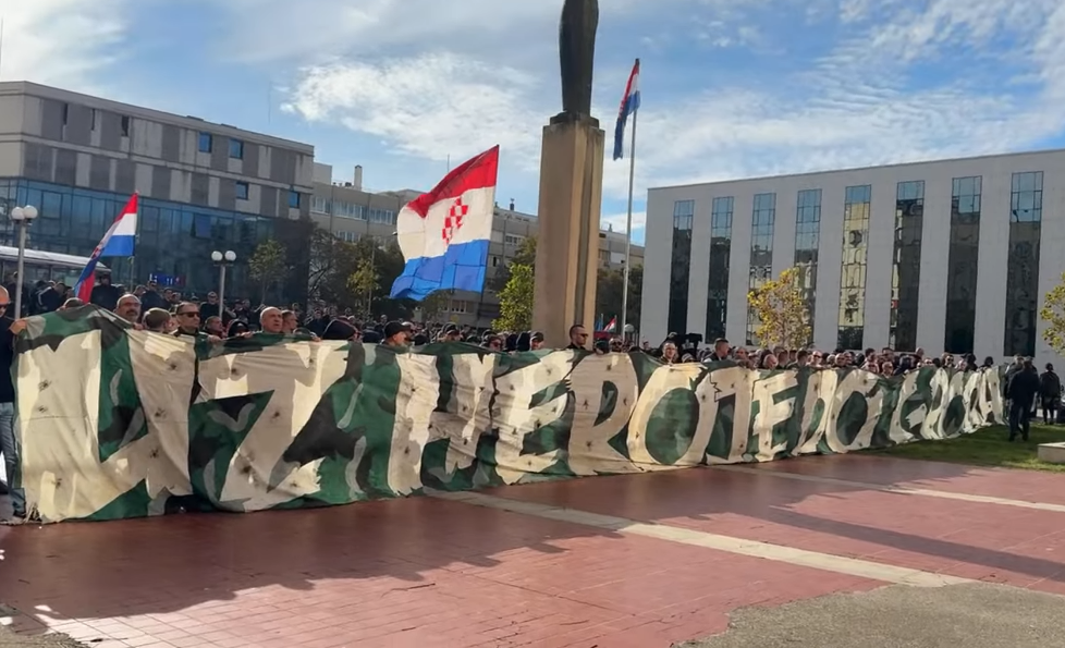 Protest navijačke grupe Torcida u Splitu zbog uhapšene „braće“: Krenuli prema zgradi suda uz povike „Za dom spremni“