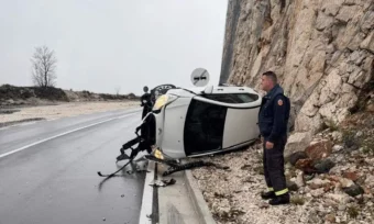 Saobraćajna nezgoda na Obzovici: Vozilo udarilo u stijenu i prevrnulo se