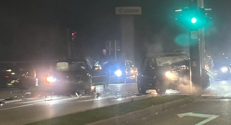 Saobraćajna nezgoda u Podgorici: Automobil poslije sudara zakucan u stub semafora