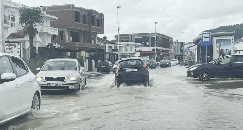 Poplave u Ulcinju: Voda prodrla u kuće, bujice teku ulicama