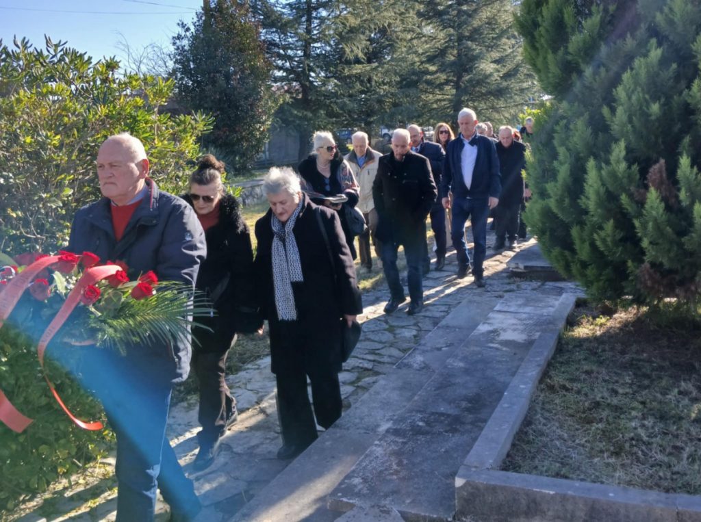Delegacije SOBNOR-a položile vijence na spomenik u Farmacima