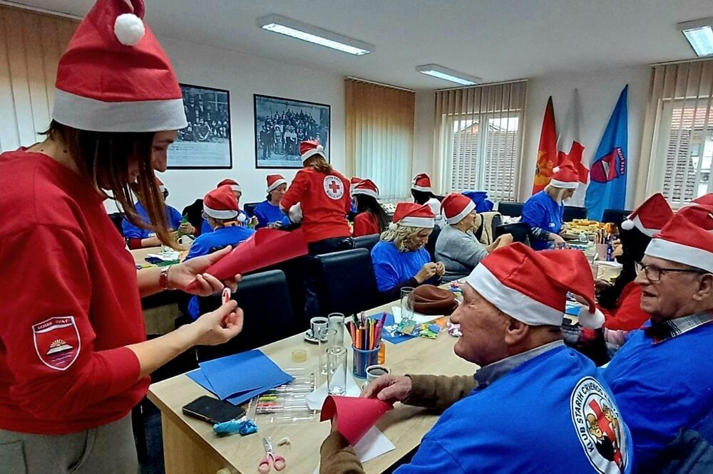 Crveni krst Bijelo Polje organizovao prazničnu radionicu za starije sugrađane