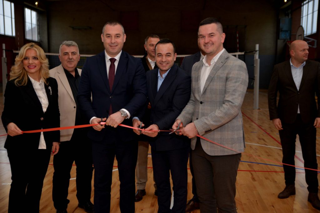 Ministar Šćekić u Beranama svečano otvorio rekonstruisanu salu Medicinske škole, uloženo 80.000 evra