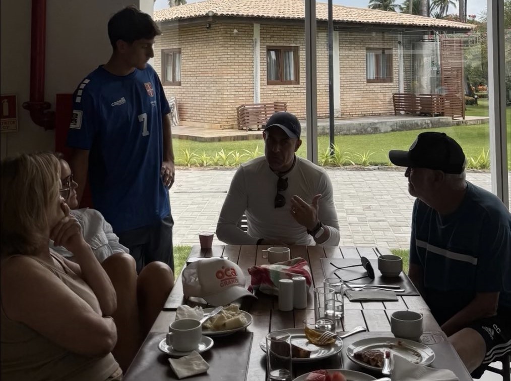 Sin selektora fudbalske reprezentacije Albanije po kući nosi dres SRBIJE!