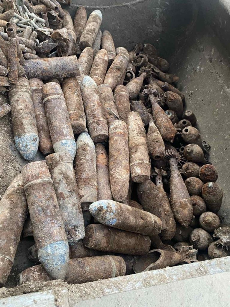 U dvorištu osnovne škole u Radanovićima prilikom radova radnici umjesto asfalta iskopali bombe iz Drugog svjetskog rata