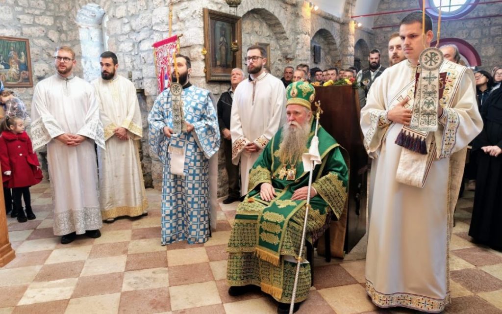 Mitropolit Joanikije: Naš narod nažalost ima iskustva da gine od sopstvene braće; Premnogo je naših međusobnih sukoba i zato je hrišćanski običaj da se izmirimo sa svima baš oko Božića