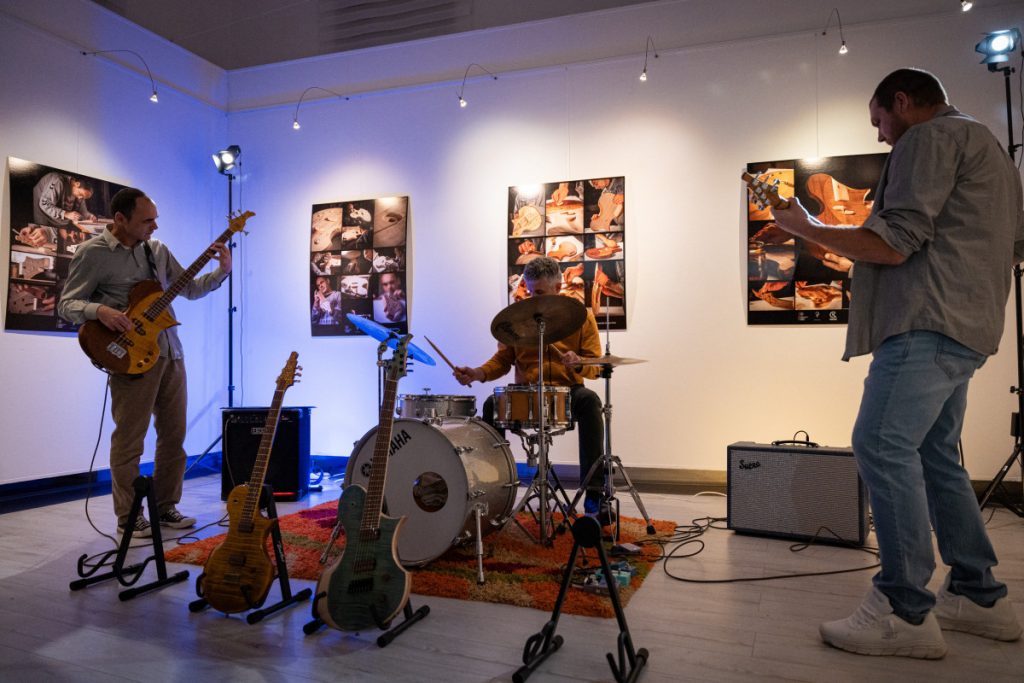„Vertigo Projekat“ na Cetinju: Izložba gitara i fotografija