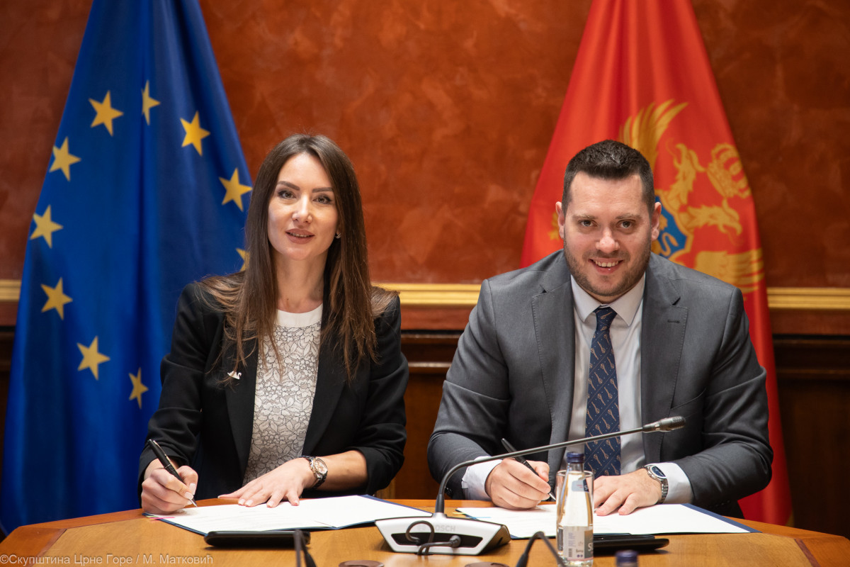 Potpisan Memorandum o saradnji direktorica JPNPCG Marinela Đuretić i sekretar Skupštine CG Boban Stanišić