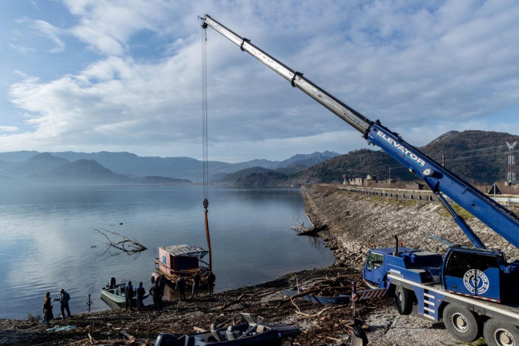 Uklonjen prvi nelegalni plutajući objekta iz NP Skadarsko jezero – Đuretić: Ovo je tek početak