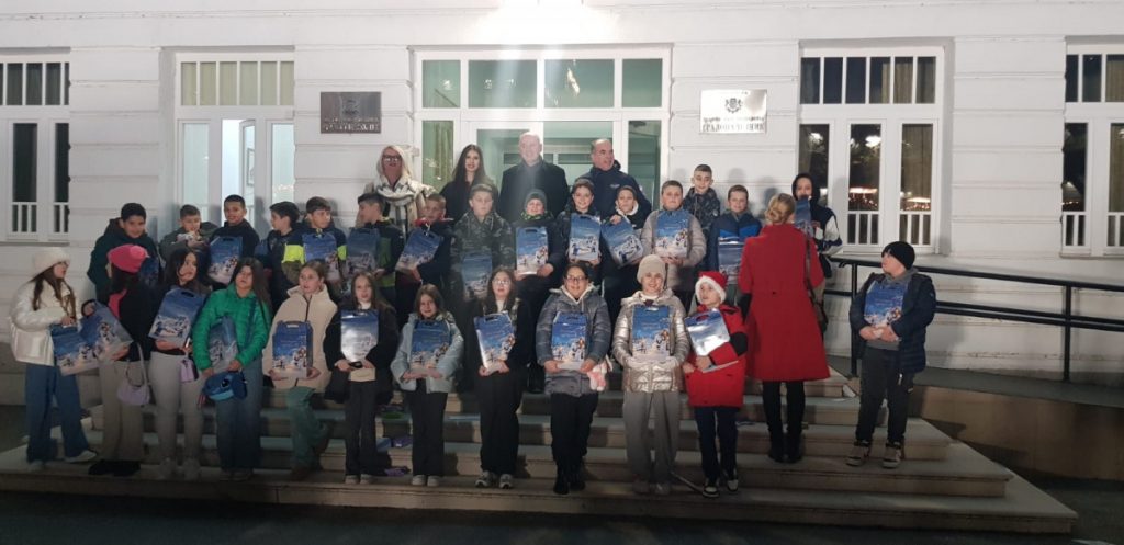 Mis Crne Gore obradovala učenike petog razreda Osnovne škole“Dr Dragiša Ivanović”