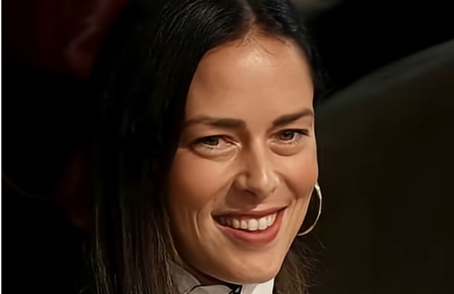 Ana Ivanović u izazovnom izdanju – pozirala ispred kamina (FOTO)