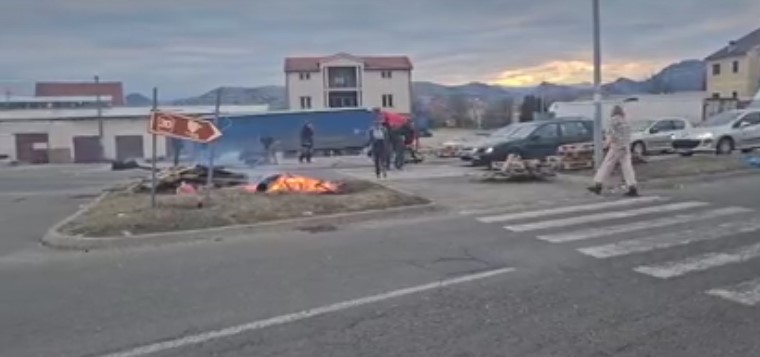 Građani odblokirali kružni tok prema aerodromu Podgorica i prugu prema Baru: Blokada ponovo sjutra u 10 časova