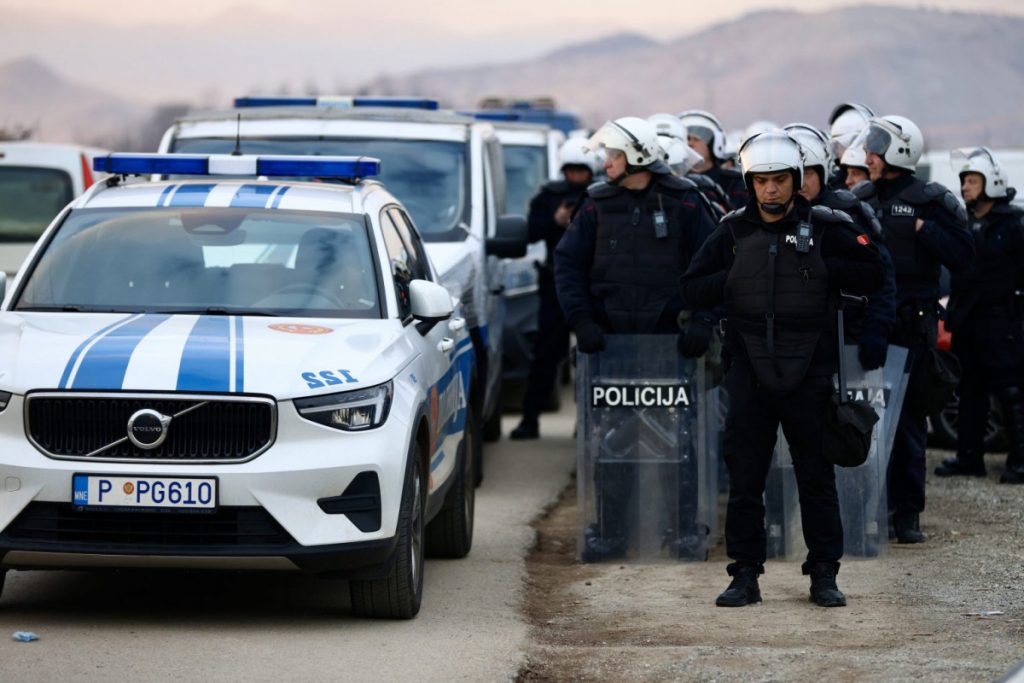 Botun jutros čuva policija, prilazi blokirani